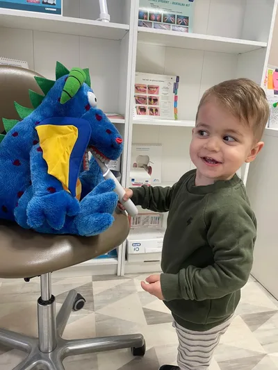 Chlapec s plyšákom v ordinácii